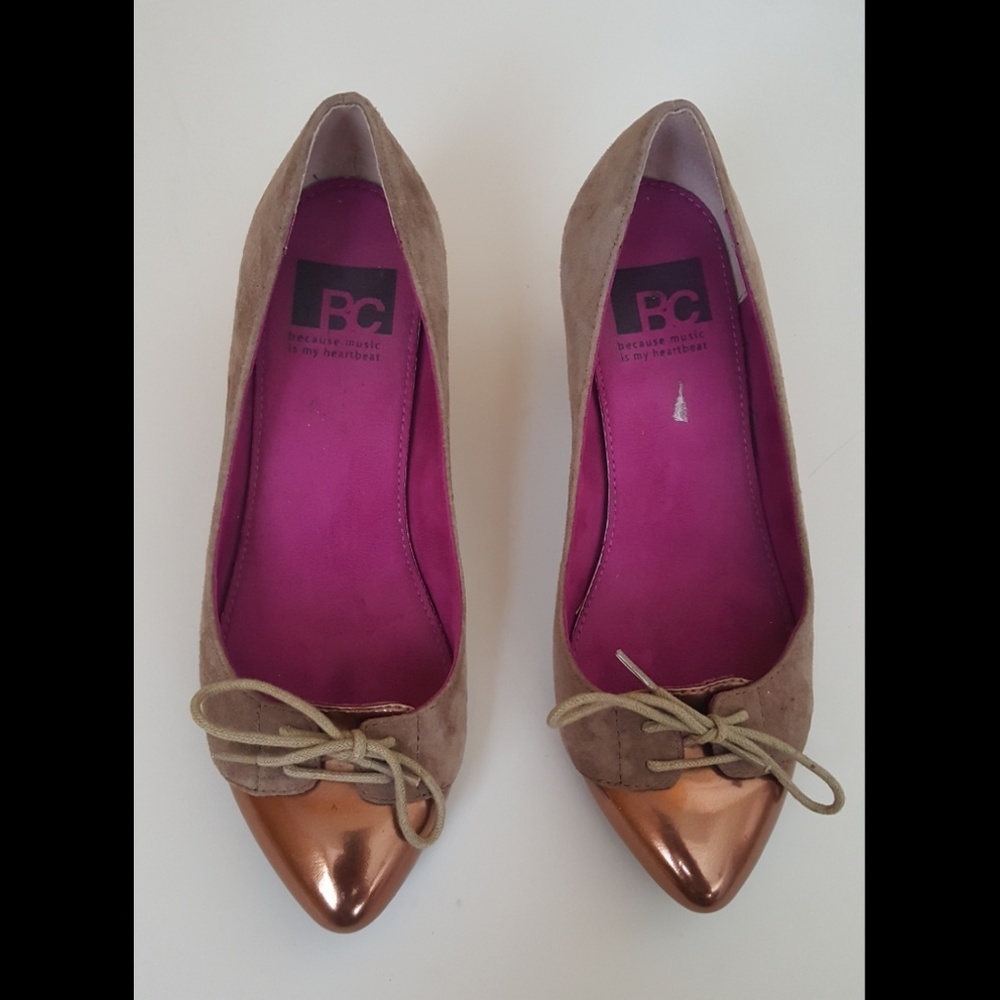 BC low  heeled suede pumps